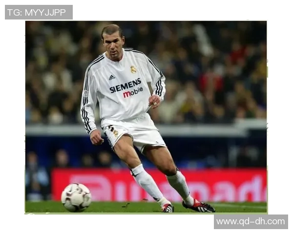 回顾足球历史较早的明星球员及其辉煌成就分析