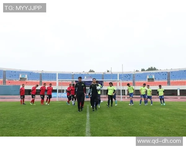 展博化身足球巨星精彩模仿秀引发热议球迷热情高涨